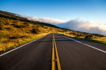 Foto op Aluminium Weg in die Wolken am Vulkan entlang auf Hawaii © Hanker