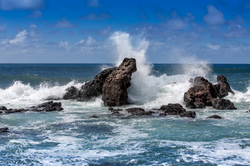 Fels in der Brandung auf Maui, Hawaii