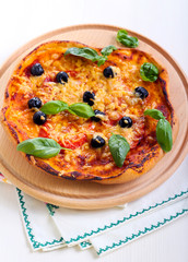 Tomato, basil and olive mini pizza