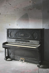 Fototapeta na wymiar old dirty balck piano instrument dust