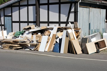 Sperrmüll zur Abholung am Straßenrand