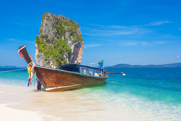 Fototapeta na wymiar long tail boat sur plage de Poda Island, Thaïlande