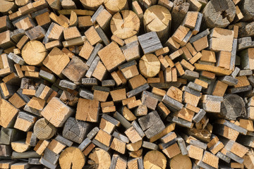 Aufgeschichtete alte Holzreste 