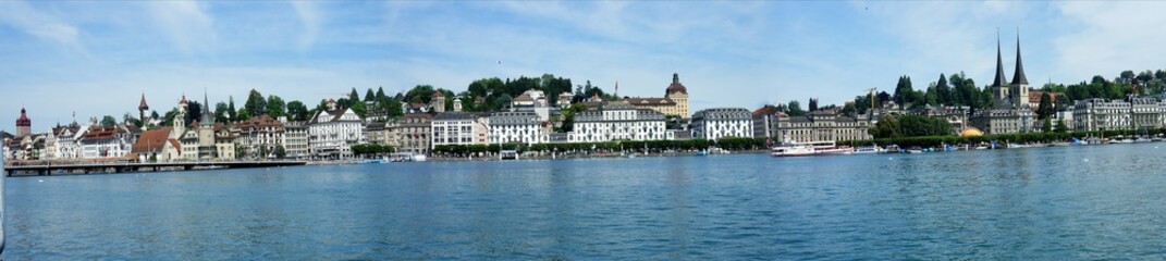 Fototapeta premium Luzern in der Schweiz/Blick vom Vierwaldstätter See auf Luzern, Schweiz, Promenade mit einer Brücke, Häusern, Hotels und vielen Türmen