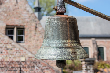 Fototapeta premium Historische Glocke am Eingang des Begijnhof van Brugge (Beginenhof in Brügge) Belgien