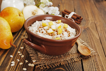 Oatmeal with pear and cinnamon