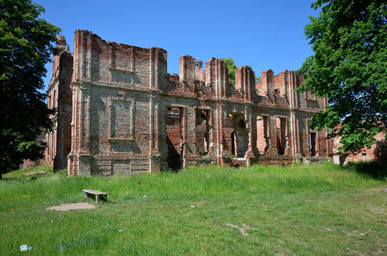 Kłębowiec, ruiny pałacu rodziny Golców