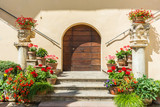 Portone con vasi di fiori