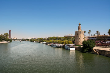 Obraz premium Torre de Oro and pavilion of navigation