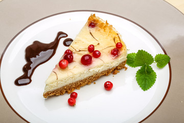Cheesecake with berries and mint