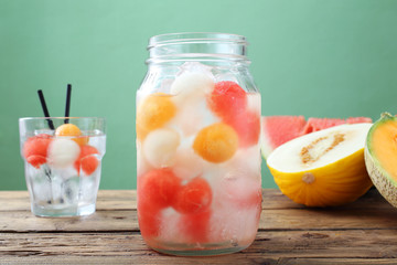 bevanda ghiacciata con palle di anguria e meloni sfondo verde