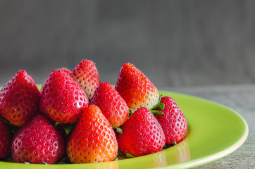  red strawberries on dish