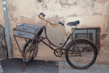 Fototapeta na wymiar Altes Fahrrad Nostalgie mit Steinmauer Hintergrund