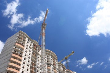 башенные краны на строительстве многоэтажного жилого...