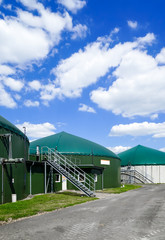 Biogasanlage - Gärbehälter vor blauem Himmel, Hochformatfoto