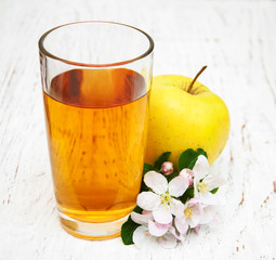 glass of apple juice