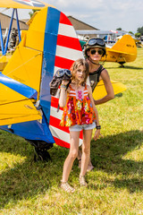 Fillette et femme près du Boeing Stearman © Gerald Villena