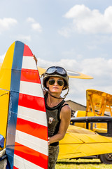 Femme près du Boeing Stearman © Gerald Villena