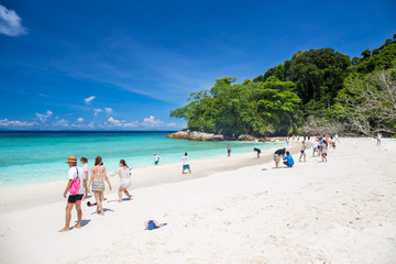 Fototapeta premium Beautiful crystal clear sea and white sand beach at Tachai island, Andaman, Thailand