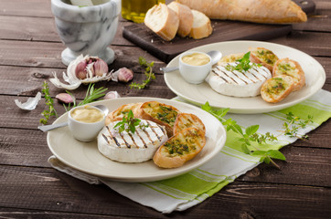 Grilled camembert with mini herbs baguettes