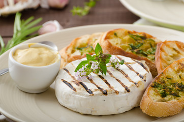 Grilled camembert with mini herbs baguettes