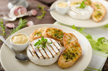 Grilled camembert with mini herbs baguettes