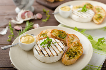 Grilled camembert with mini herbs baguettes