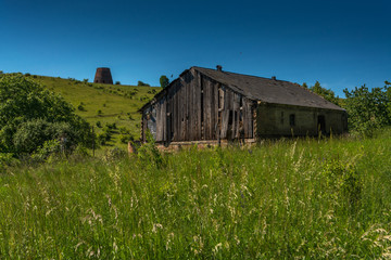 Obraz premium The old barn in a field