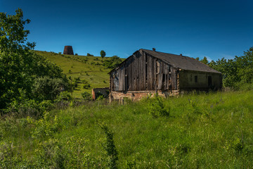Fototapeta na wymiar The old barn in a field