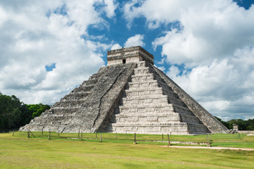 Fototapeta na wymiar Maya pyramid in Chichen-Itza, Mexico