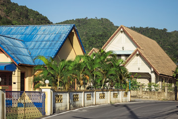 Street Thai village at the foot of the mountains