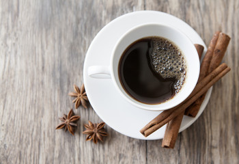 tasse de café et bâtons de cannelle
