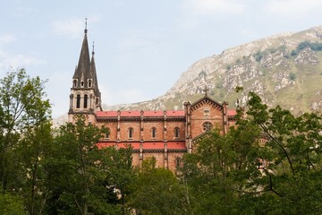 Fototapeta na wymiar Basilica de Covadonga en Asturias