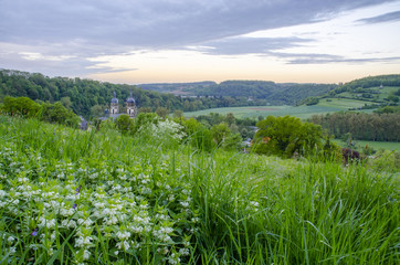 Obraz premium Kloster Schöntal in der Landschaft