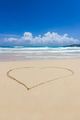 ein Herz im Sand an einem wunderschöne Strand 