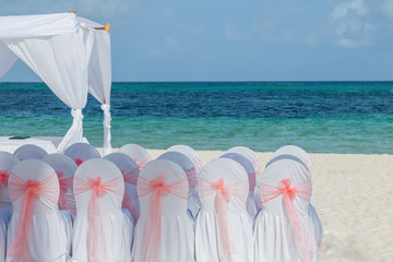 Vorbereitung auf eine schöne Hochzeit am Strand