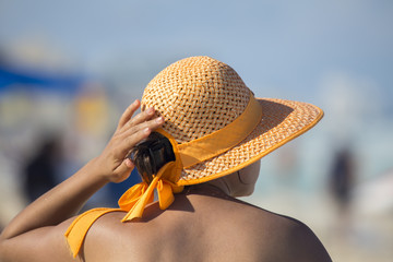 Frau mit Strandhut