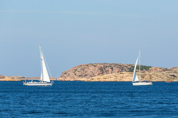 Fototapeta premium Sailboats at the rocky coastline