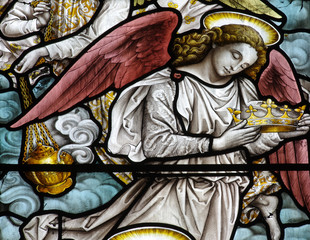 An angel with a crown in stained glass - obrazy, fototapety, plakaty