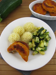 Kartoffelbrei, Hähnchennuggets und gebratene Zucchini