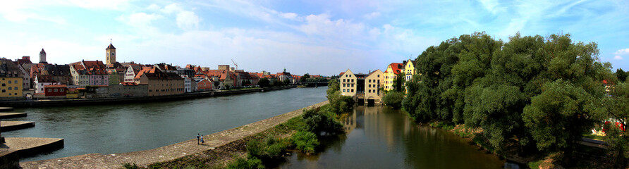 Fototapeta na wymiar Panoramablick auf Regensburg von der Steinernen Brücke fotografiert