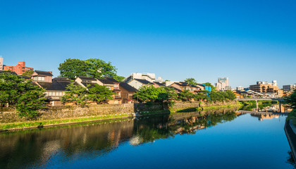 Fototapeta na wymiar 金沢　浅野川大橋から見る主計町（かずえまち）茶屋街