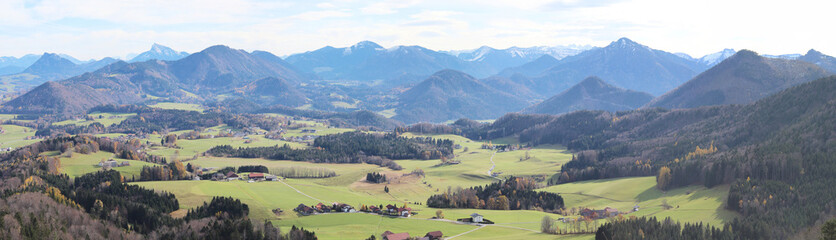 Fototapeta na wymiar Panoramablick von Nockstein auf die Salzkammergutberge