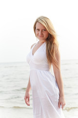 Fototapeta na wymiar beautiful woman standing on seashore