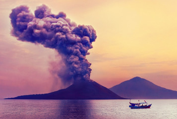 Volcano eruption. Anak Krakatau, Indonesia © Belikova Oksana
