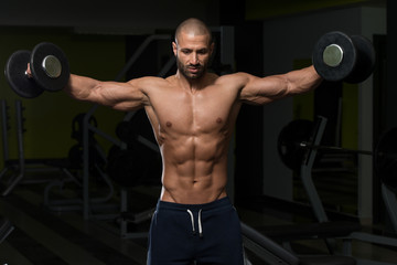 Plakat Young Man Working Out Shoulders