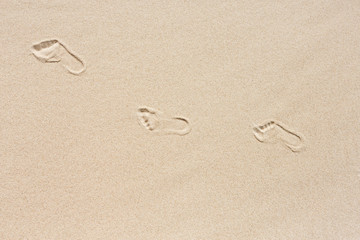 Fototapeta na wymiar Füsse im Sand am Strand im Urlaub