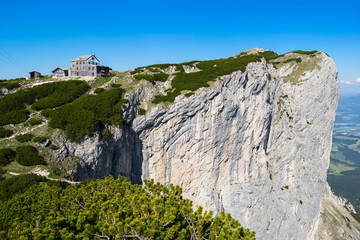 Fototapeta premium Berghütte mit Felswand