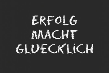 Erfolg macht Glücklich mit schwarzer Tafel