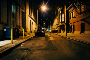 Fototapeta na wymiar Moravian Street at night, in Center City, Philadelphia, Pennsylv